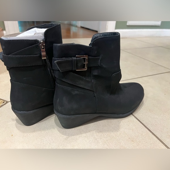 NEW Serene Island boots...never worn - Picture 2 of 5